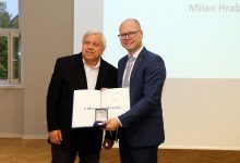 D. Statnik předává M. Hrabalovi Myto Domowiny - foto Jurij Helgest